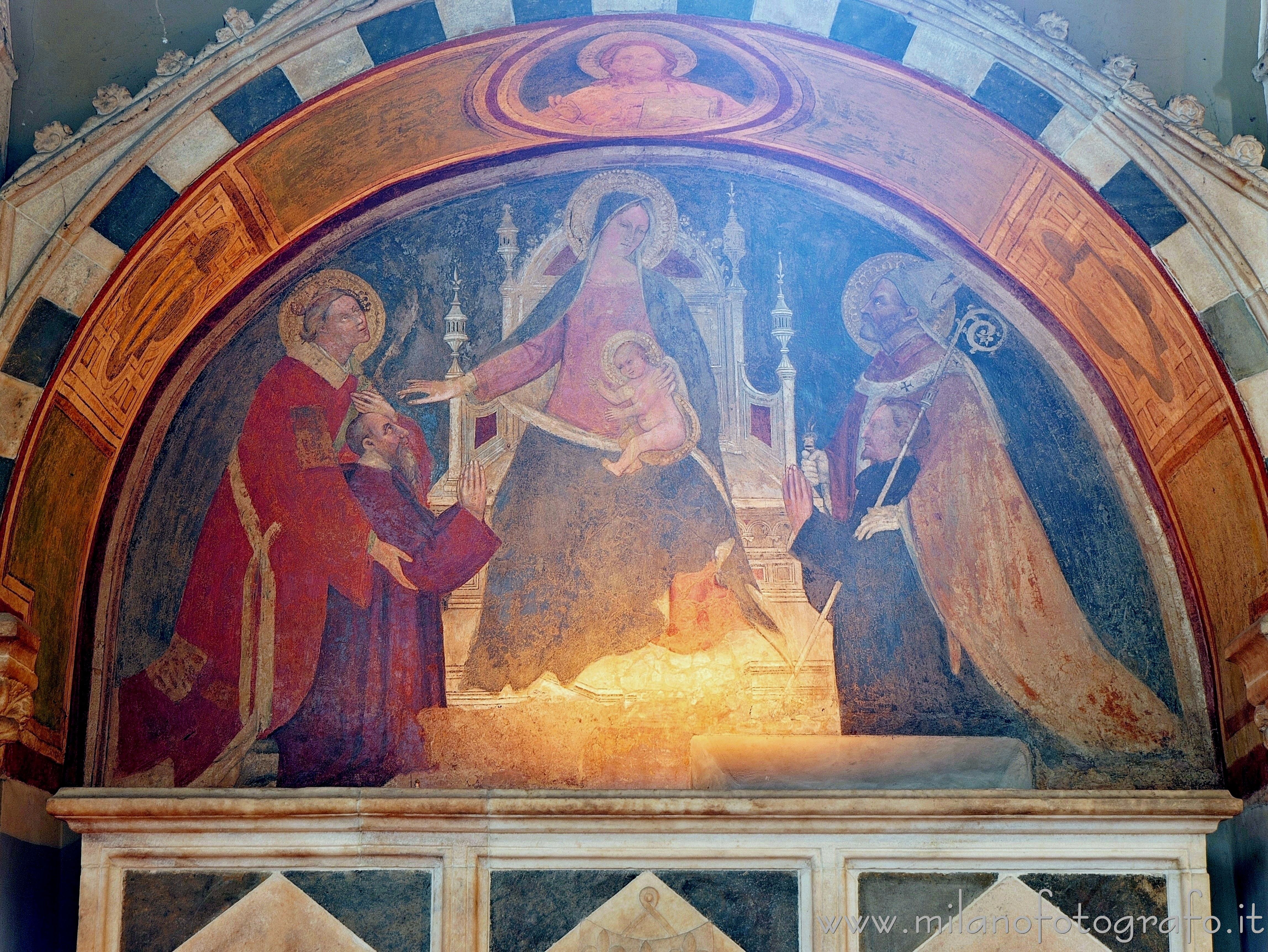 Milano - Lunetta affrescata della Tomba de Robbiani nella Basilica di San Lorenzo Maggiore